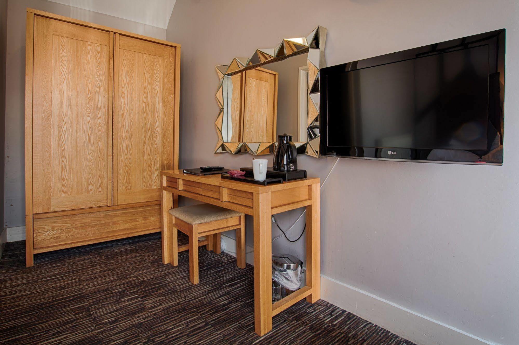 The Saracens Head Hotel Great Dunmow Kültér fotó