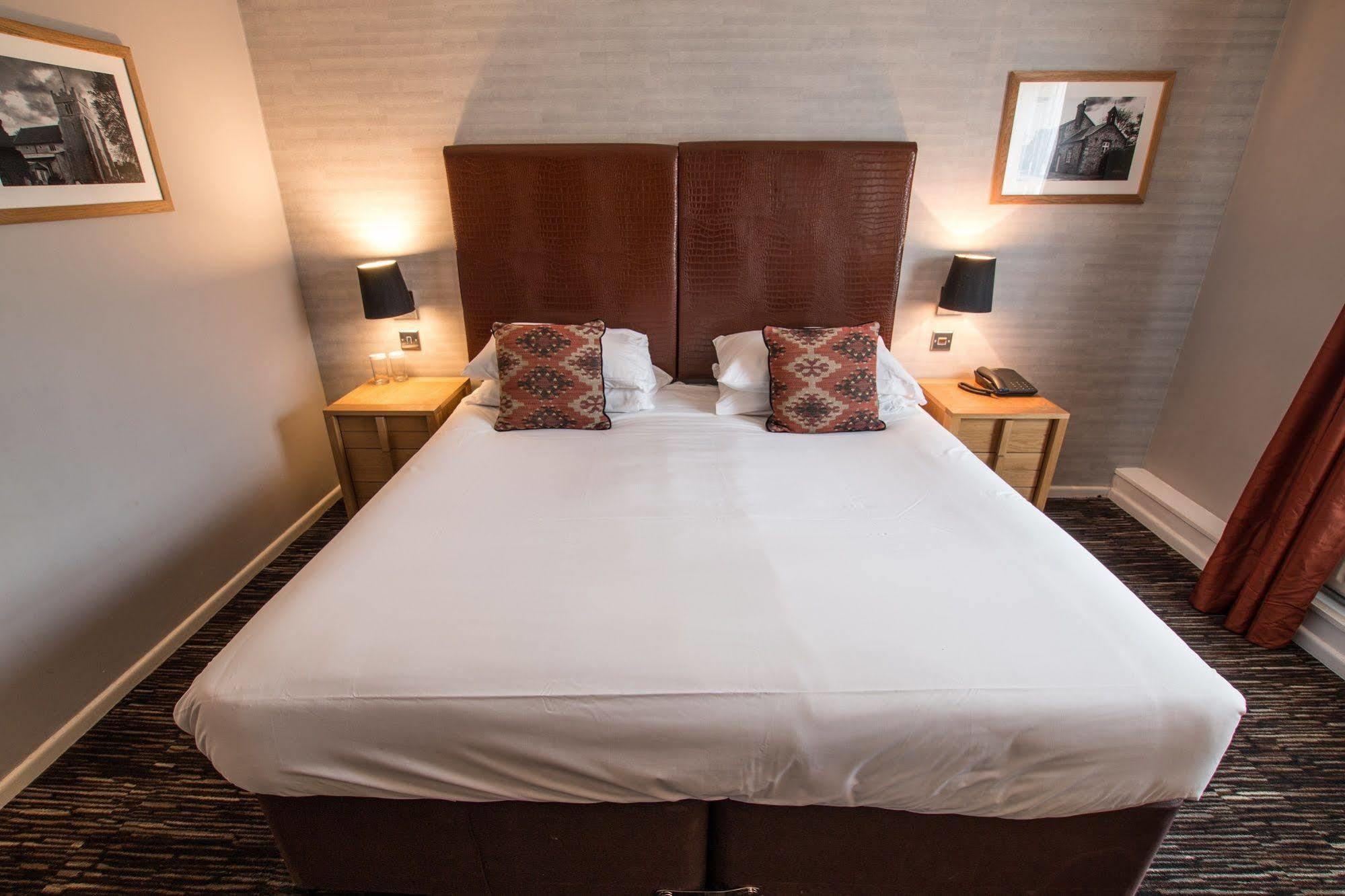 The Saracens Head Hotel Great Dunmow Kültér fotó